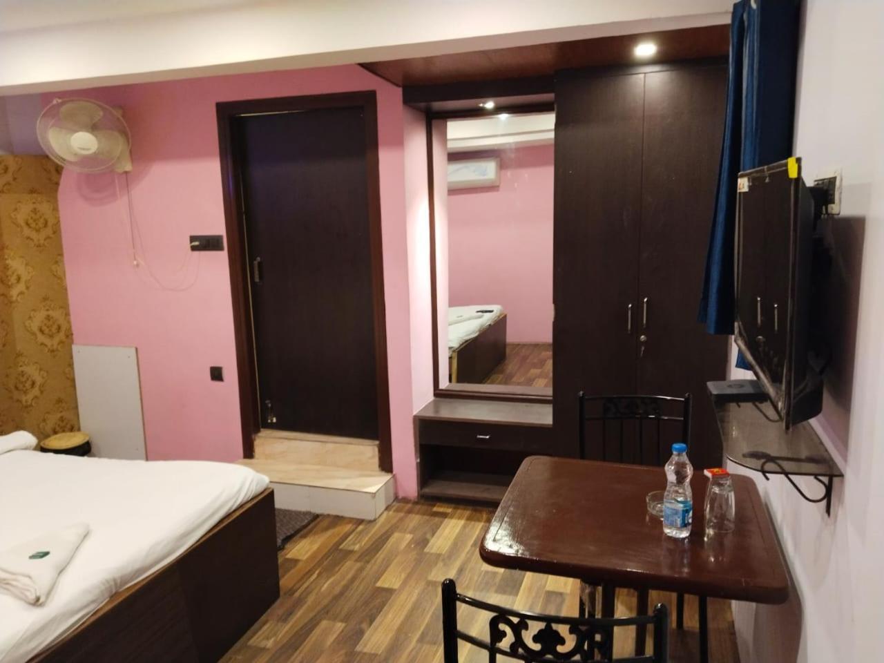 Hotel Ucs 콜카타 외부 사진